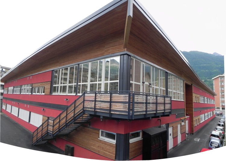 Panoramica esterna sull’Istituto Tecnico Professionale Regionale - Corrado Gex - di Aosta (83288 bytes)